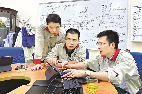 Bác sĩ Trần Anh Tú (ngoài cùng bên phải), gương mặt trẻ Việt Nam tiêu biểu năm 2020 cùng đồng nghiệp trong những ngày cao điểm chống dịch.