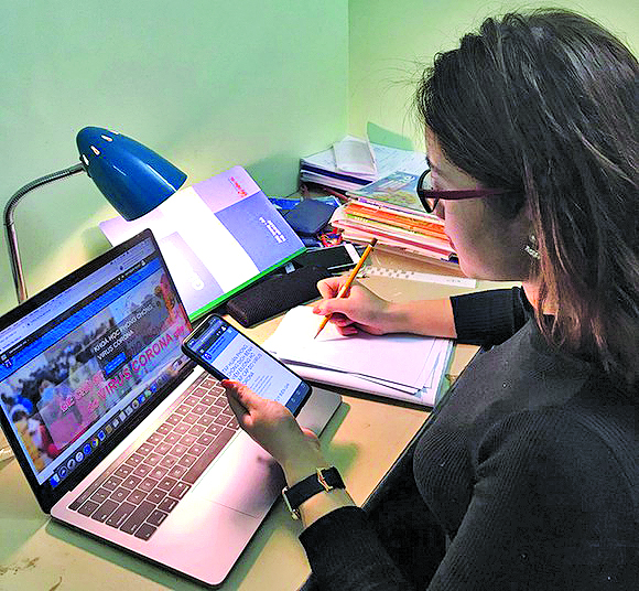 Học sinh Hà Nội tạm dừng đến trường để phòng tránh dịch Covid-19 từ ngày 4/5 (ảnh: học sinh trường THPT Nguyễn Tất Thành học trực tuyến để phòng tránh dịch)