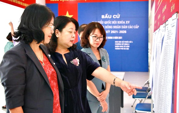 Đo&agrave;n kiểm tra, gi&aacute;m s&aacute;t số 4 kiểm tra c&ocirc;ng t&aacute;c bầu cử tại phường Mỹ Đ&igrave;nh 2, quận Nam Từ Li&ecirc;m. Ảnh: H.L