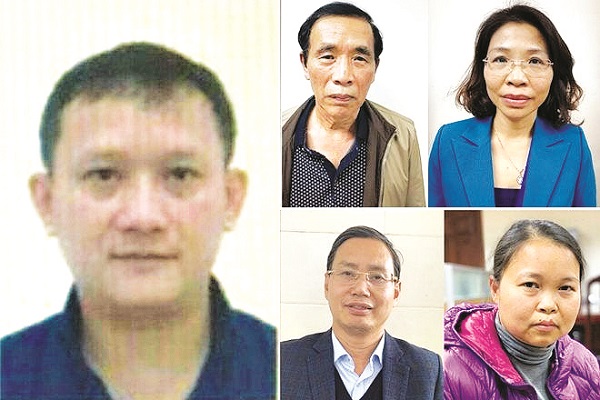 Bị c&aacute;o B&ugrave;i Quang Huy (b&ecirc;n tr&aacute;i, hiện đang bỏ trốn) v&agrave; c&aacute;c bị c&aacute;o kh&aacute;c trong vụ &aacute;n