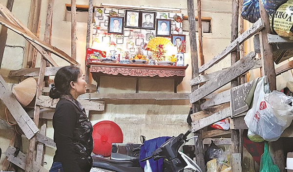 Gia đình bà Loan phải chống cột trong nhà