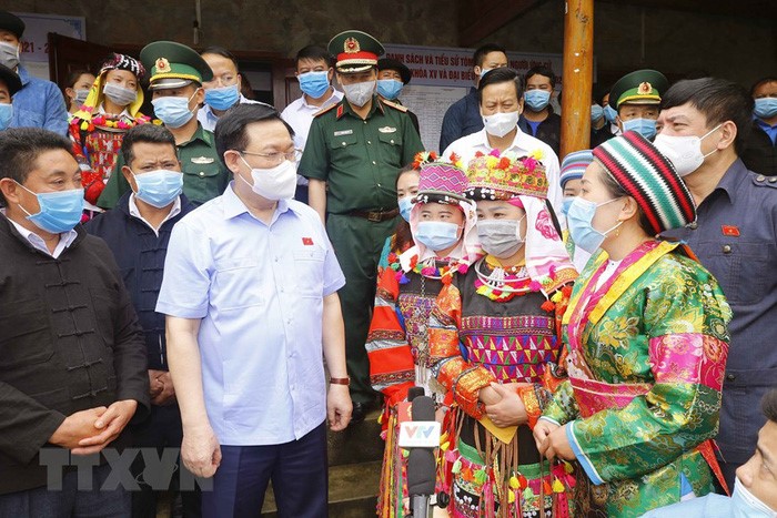 Chủ tịch Quốc hội Vương Đình Huệ với cử tri Khu vực bỏ phiếu số 4 gồm các thôn: Lô Lô Chải, Séo Lủng, xã Lũng Cú, huyện Đồng Văn, tỉnh Hà Giang. Ảnh: Doãn Tấn/TTXVN