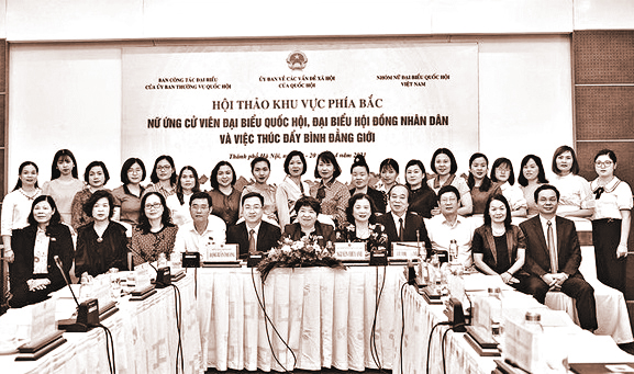 Chủ nhiệm Ủy ban về các vấn đề Xã hội Nguyễn Thúy Anh và các đại biểu tại hội thảo (Ảnh: Thanh Chi)