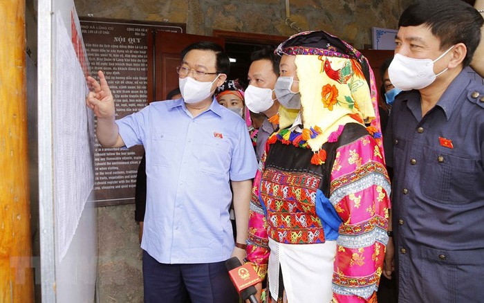 Chủ tịch Quốc hội Vương Đình Huệ và Đoàn giám sát, kiểm tra công tác bầu cử tại Khu vực bỏ phiếu số 4 gồm các thôn: Lô Lô Chải, Séo Lủng, xã Lũng Cú, huyện Đồng Văn, tỉnh Hà Giang. Ảnh: Doãn Tấn/TTXVN