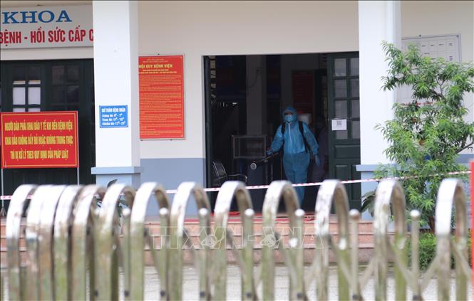 Phun khử khuẩn bên trong bệnh viện Phổi Lạng Sơn. Ảnh: Quang Duy/TTXVN