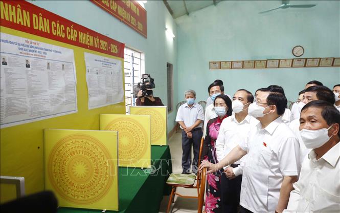 Chủ tịch Quốc hội Vương Đ&igrave;nh Huệ kiểm tra c&ocirc;ng t&aacute;c bầu cử tại đơn vị bỏ phiếu số 2, phường An Tường, th&agrave;nh phố Tuy&ecirc;n Quang. Ảnh: Do&atilde;n Tấn/TTXVN