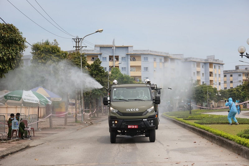 Đ&uacute;ng 13 giờ 30 ph&uacute;t c&ocirc;ng t&aacute;c phun khử khuẩn được bắt đầu.