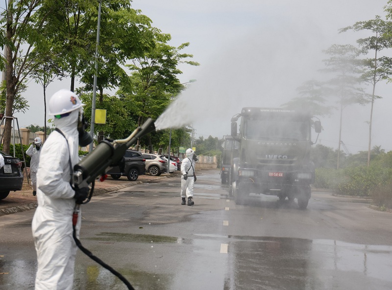 Khu vực b&ecirc;n ngo&agrave;i bệnh viện cũng được tiến h&agrave;nh phun khử khuẩn. Đến 14 giờ 30 ph&uacute;t c&ugrave;ng ng&agrave;y to&agrave;n bộ c&ocirc;ng t&aacute;c phun khử khuẩn đ&atilde; được ho&agrave;n th&agrave;nh.