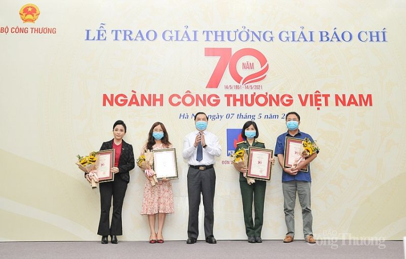 Trao giải A cho các tác giả, nhóm tác giả