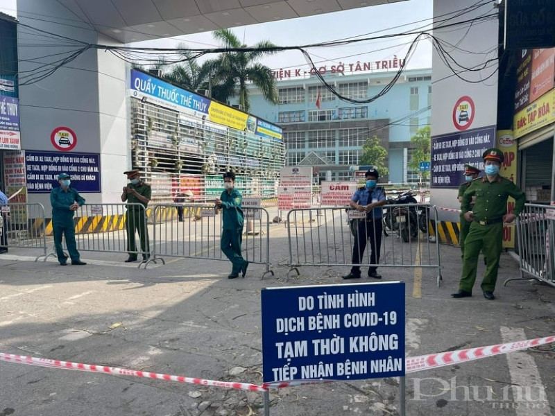 Thông báo phòng dịch tại cổng bệnh viện K Tân Triều sáng 7/5.