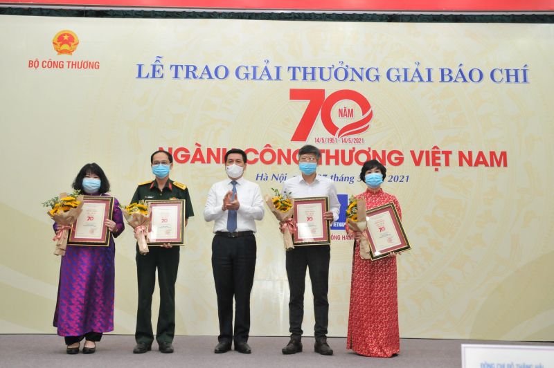 Bộ trưởng Bộ Công Thương trao giải cho tập thể cho cơ quan báo chí có nhiều tác phẩm báo chí chất lượng cao dự thi và có tác phẩm đạt giải