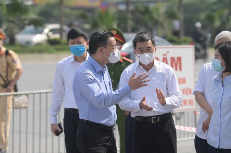 Chủ tịch UBND TP Hà Nội Chu Ngọc Anh, Thứ trưởng Bộ Y tế Trần Văn Thuấn đã trực tiếp kiểm tra việc thiết lập cách ly y tế đối với Bệnh viện K cơ sở 3 Tân Triều