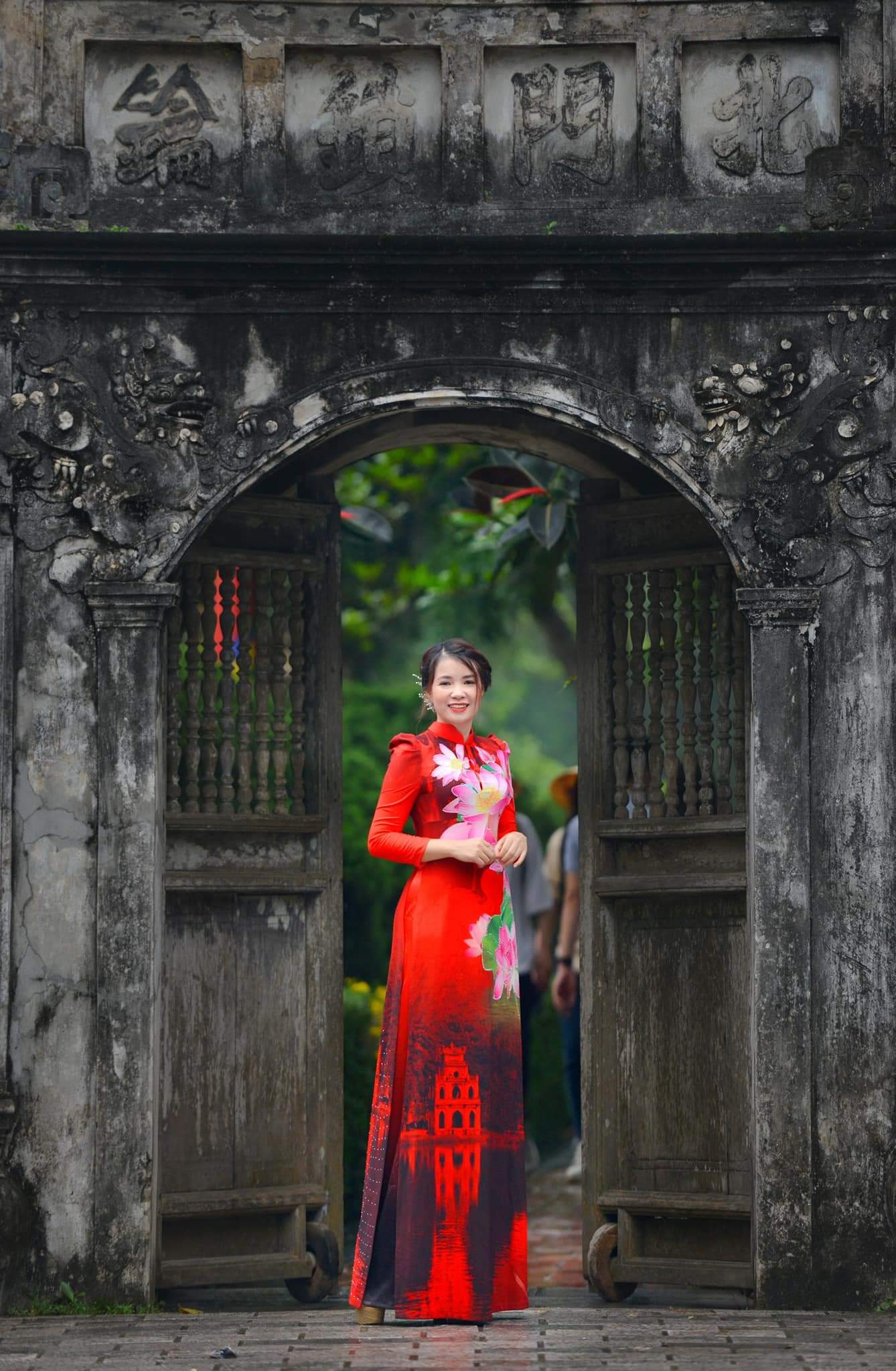 NTK Hoàng Ly với áo dài hoạ tiết Quốc hoa Việt Nam. Chị là người con Ninh Bình, vì vậy chị luôn tâm huyết được góp phần quảng bá du lịch cho mảnh đất cố đô ngàn năm. Bộ sưu tập được thực hiện hình ảnh tại cố đô Hoa Lư và hang Múa nổi tiếng của Ninh Bình.