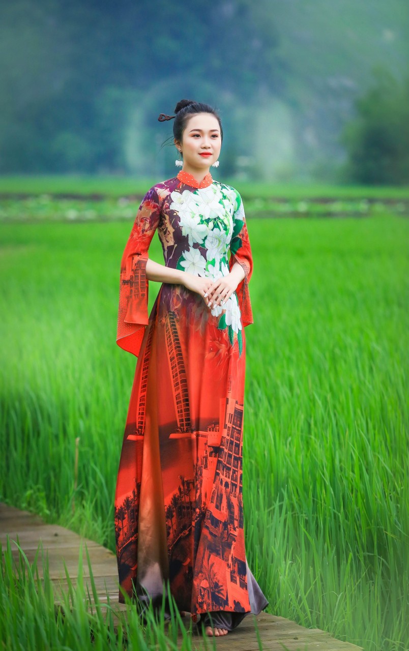 Áo dài với Quốc hoa Philippines do người mẫu Ngọc Ánh thể hiện