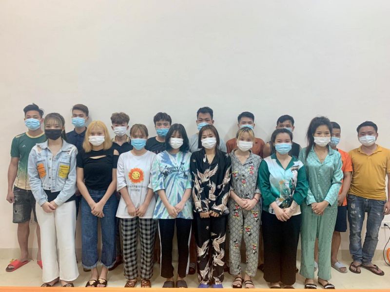 Nhóm thanh niên vi phạm cùng chủ quán