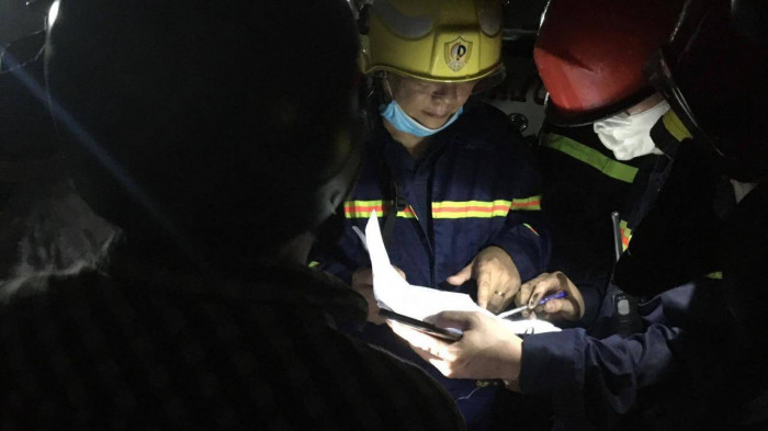 Lực lượng chức năng có mặt tại hiện trường triển khai công tác khắc phục hậu quả vụ cháy