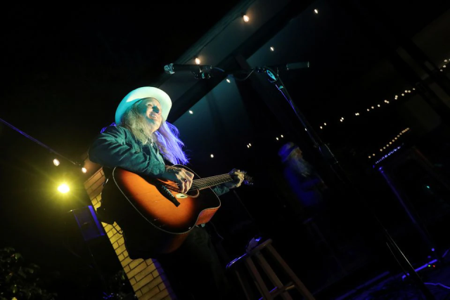 Ca sĩ - nhạc sĩ Steve Poltz chơi nhạc trong một buổi hòa nhạc riêng tại nhà của một người dân.