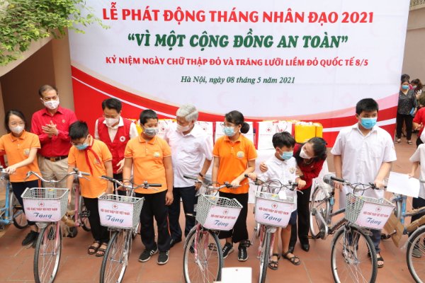Tặng xe đạp cho các trẻ có hoàn cảnh khó khăn