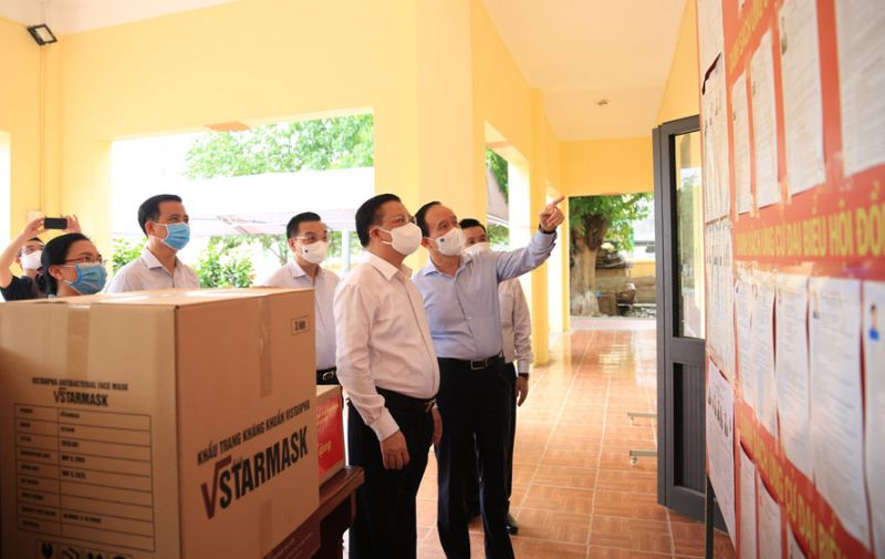 Bí thư Thành ủy Hà Nội Đinh Tiến Dũng và các đồng chí lãnh đạo thành phố kiểm tra công tác chuẩn bị bầu cử và phòng, chống dịch Covid-19 tại khu vực bỏ phiếu số 1, xã Kim Chung, huyện Đông Anh.