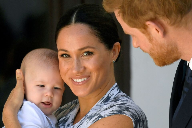Hoàng tử Harry cùng vợ Meghan và cậu con trai Archie. Hoàng tử Harry cùng vợ Meghan và cậu con trai Archie.