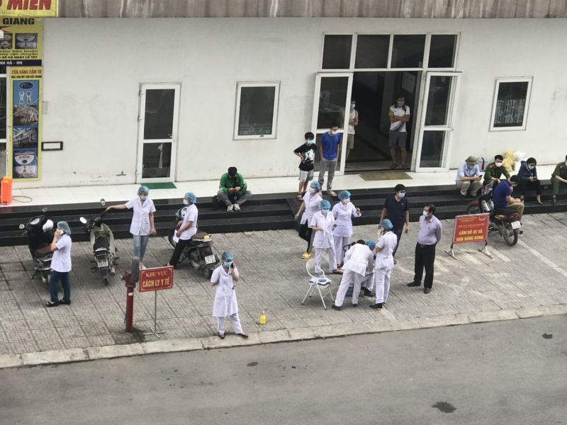 Lực lượng chức năng làm nhiệm vụ tại khu tòa nhà HH02B