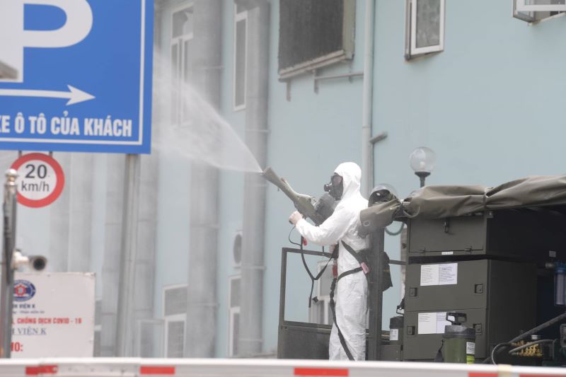 Phun khử khuẩn tại BV K Tân Triều.