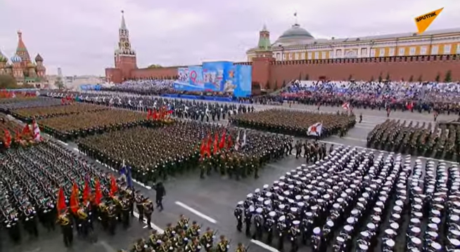 Quang cảnh cuộc diễu binh trên Quảng trường Đỏ, thủ đô Moscow.