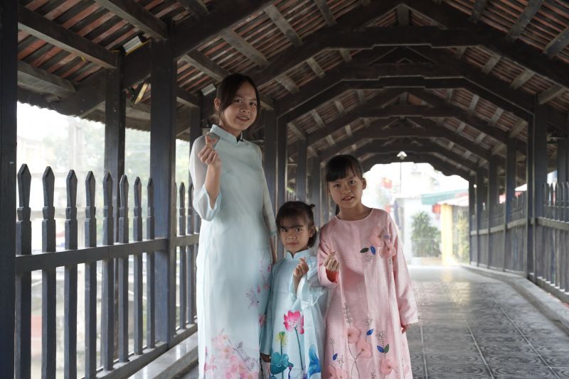 Ba chị em Trang, Giang và Ly duyên dáng trong tà áo dài do Vinamilk trao tặng. Ba chị em Trang, Giang và Ly duyên dáng trong tà áo dài do Vinamilk trao tặng.