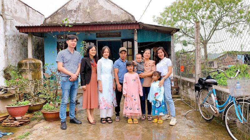 Cả gia đình và đại diện lá lành Vinamilk cùng nhau chụp những bức ảnh kỷ niệm để ghi dấu ngày đặc biệt này. Cả gia đình và đại diện lá lành Vinamilk cùng nhau chụp những bức ảnh kỷ niệm để ghi dấu ngày đặc biệt này.