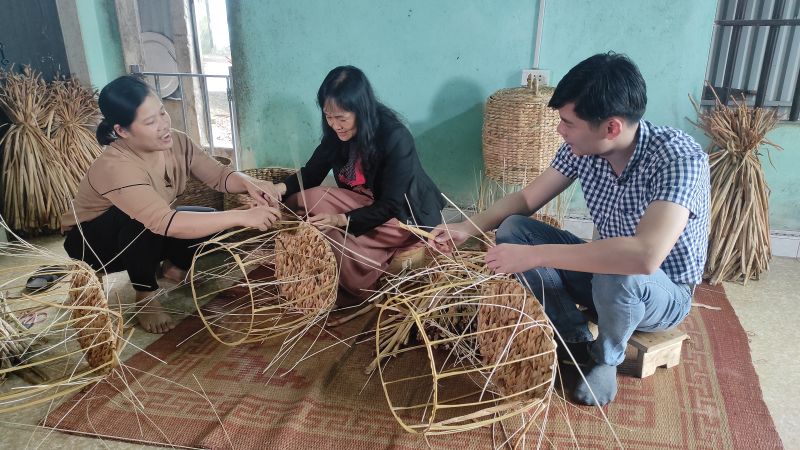 Các đại diện đến từ Vinamilk thử sức với việc đan bèo với sự hướng dẫn niềm nở của chị Thu. Các đại diện đến từ Vinamilk thử sức với việc đan bèo với sự hướng dẫn niềm nở của chị Thu.