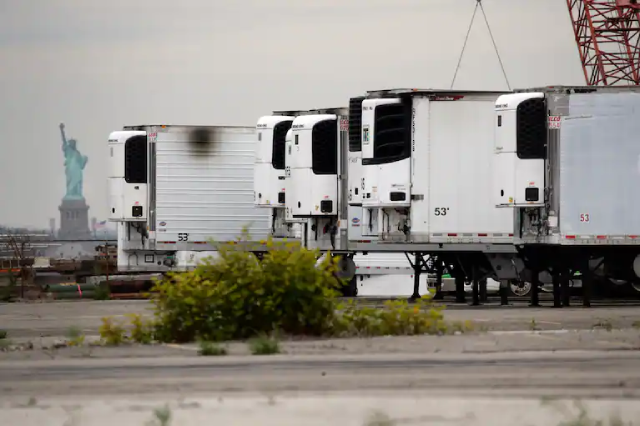 Xe tải đông lạnh cất giữ các thi thể nạn nhân Covid-19. Xe tải đông lạnh cất giữ các thi thể nạn nhân Covid-19.