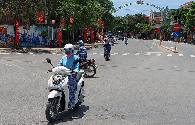 Người dân Thủ đô lưu ý đeo khẩu trang, kính chống tia tử ngoại, mặc trang phục chống nắng nóng khi tham gia giao thông. Người dân Thủ đô lưu ý đeo khẩu trang, kính chống tia tử ngoại, mặc trang phục chống nắng nóng khi tham gia giao thông.