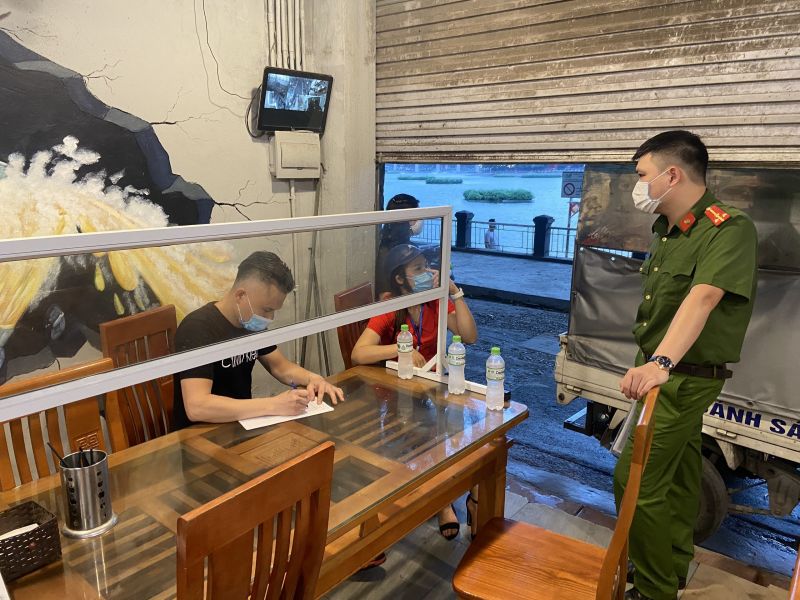 Chủ cơ sở ký cam kết tạm dừng hoạt động