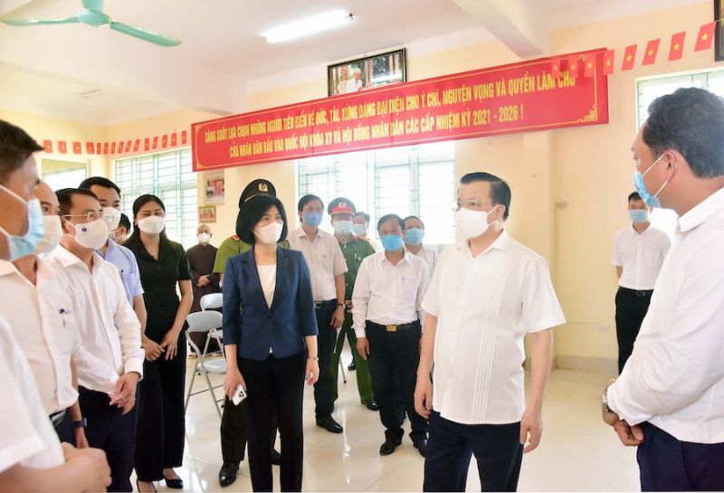 Bí thư Thành ủy Hà Nội Đinh Tiến Dũng kiểm tra công tác chuẩn bị bầu cử và phòng, chống dịch Covid-19 tại thôn Ngổ Ba, xã Kim Sơn (huyện Gia Lâm). Bí thư Thành ủy Hà Nội Đinh Tiến Dũng kiểm tra công tác chuẩn bị bầu cử và phòng, chống dịch Covid-19 tại thôn Ngổ Ba, xã Kim Sơn (huyện Gia Lâm).