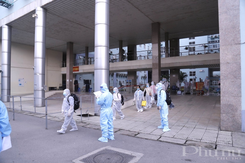 Những người đi cách ly đều mặc trang phục bảo hộ. Những người đi cách ly đều mặc trang phục bảo hộ.