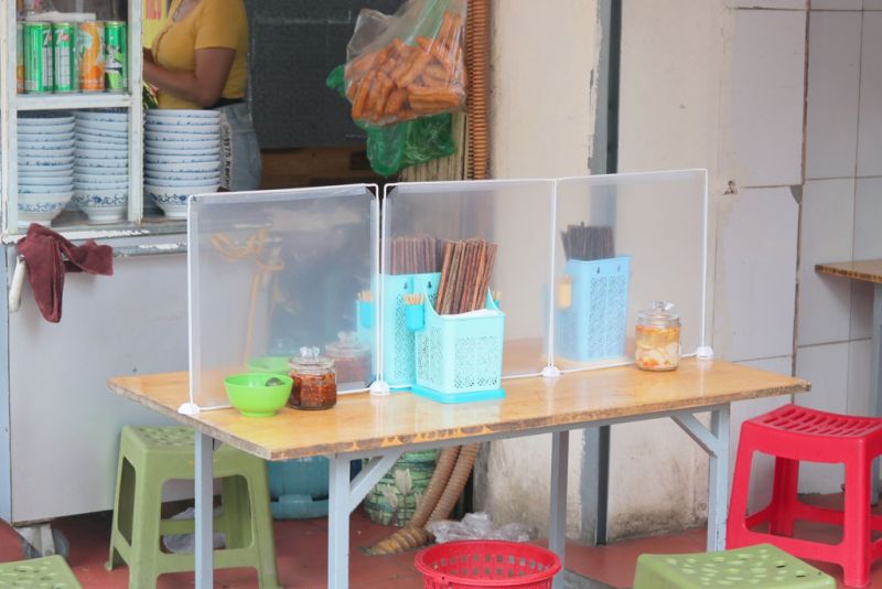 Cùng với đó là tăng cường các biện pháp phòng chống dịch như bố trí vách ngăn...