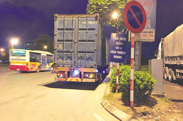 Xe tải nối đu&ocirc;i nhau đỗ dưới l&ograve;ng đường sai quy định bất chấp biển cấm