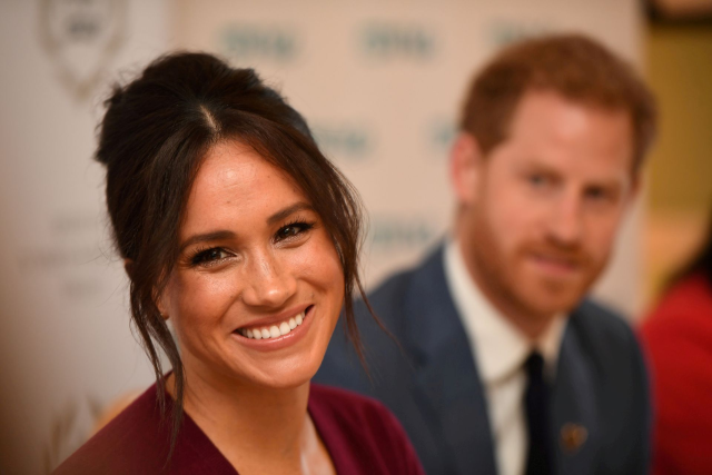 Meghan và Harry trong một cuộc thảo luận bàn tròn về bình đẳng giới tại Lâu đài Windsor, Anh ngày 25 tháng 10 năm 2019.
