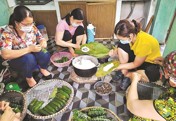 Hội LHPN x&atilde; Việt H&ugrave;ng l&agrave;m b&aacute;nh tẻ tặng tuyến đầu chống dịch