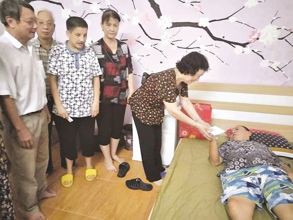 Hội Nạn nh&acirc;n CĐDC/dioxin quận Ba Đ&igrave;nh thăm hỏi, tặng qu&agrave; hội vi&ecirc;n. Ảnh: NVCC