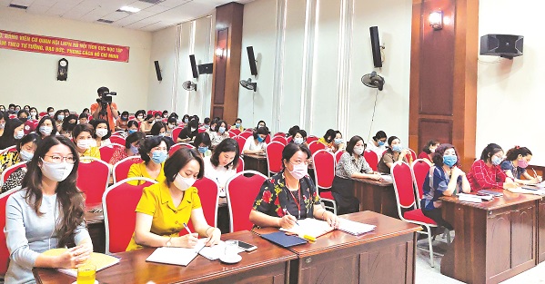 C&aacute;n bộ đảng vi&ecirc;n v&agrave; l&atilde;nh đạo cơ sở Hội LHPN H&agrave; Nội học tập nghị quyết Đại hội XIII