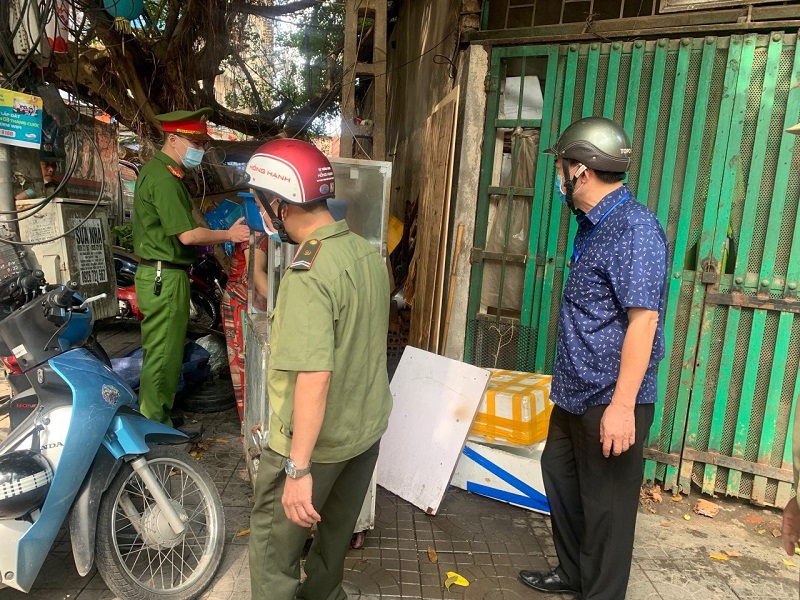 Việc ra quân giải tỏa các chợ cóc, chợ tạm là một trong những biện pháp cấp bách phòng, chống dịch Covid-19. Lực lượng công an, tổ trật tự phường hỗ trợ người dân thu dọn các điểm chợ tự phát Việc ra quân giải tỏa các chợ cóc, chợ tạm là một trong những biện pháp cấp bách phòng, chống dịch Covid-19. Lực lượng công an, tổ trật tự phường hỗ trợ người dân thu dọn các điểm chợ tự phát