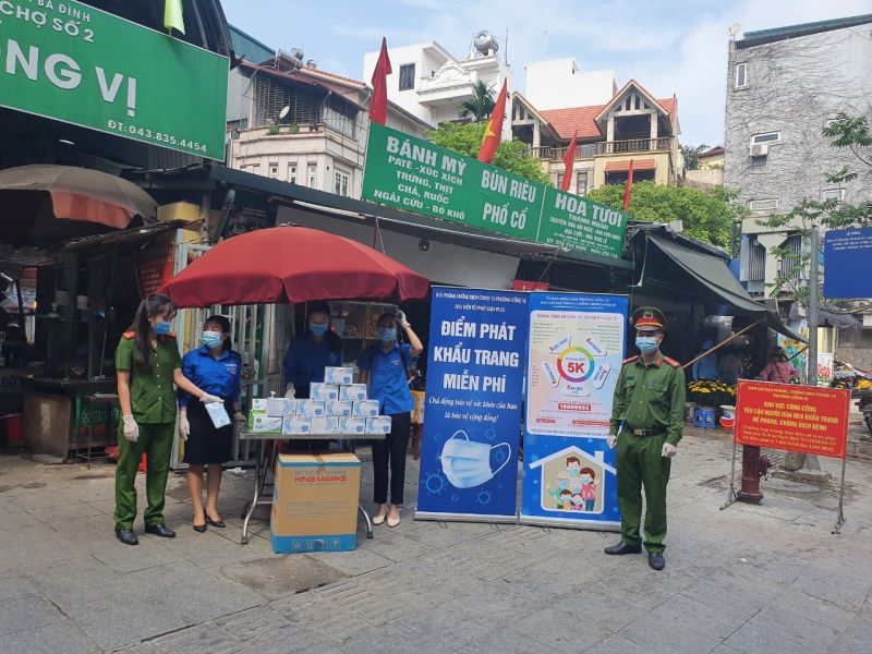 Lực lượng chức năng thực hiện các biện pháp phòng chống dịch bệnh Lực lượng chức năng thực hiện các biện pháp phòng chống dịch bệnh