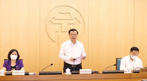 Bí thư Thành ủy Đinh Tiến Dũng chỉ đạo tại cuộc họp ngày 10/5. Ảnh: P.V