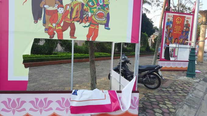 Các khung tranh cổ động bầu cử tại đường Trường Thị bị kẻ xấu rạch rách tả tơi. (Ảnh: TTVH cung cấp)