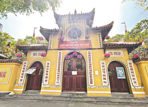 Thông báo tạm dừng đón khách tại Chùa Quán Sứ. Ảnh: TG