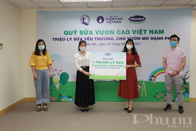 Đại diện Vinamilk trao bảng tượng trưng 1,7 triệu ly sữa của Quỹ sữa Vươn cao Việt Nam cho Đại diện Quỹ bảo trợ trẻ em Việt Nam