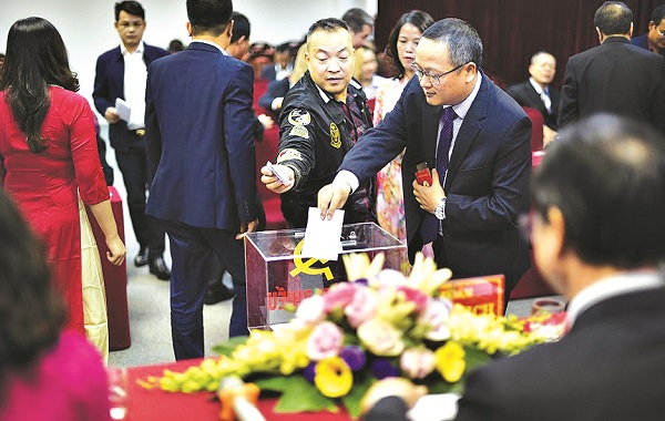 Đảng viên bỏ phiếu bầu Ban Chấp hành Chi bộ Đảng công ty Cổ phần Đầu tư và xây dựng Constrexim. (ẢNh: Minh Tiệp)