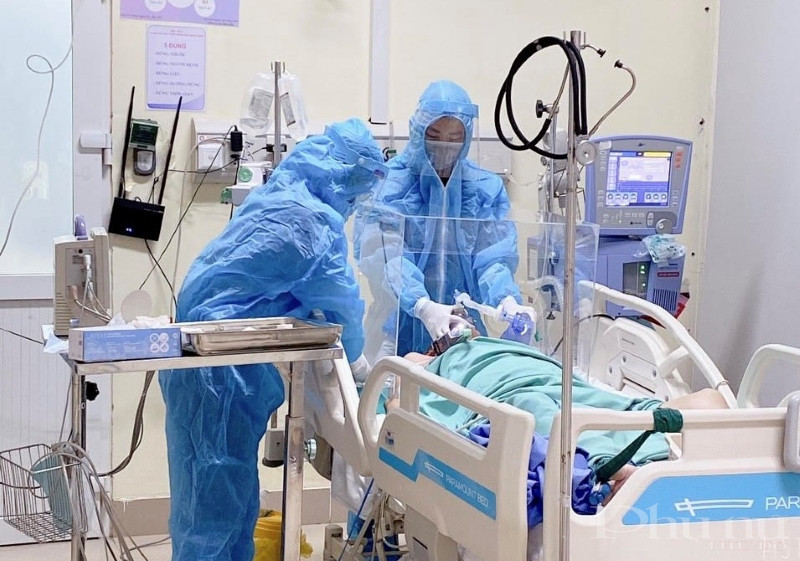 Dù nhiều áp lực nhưng người điều dưỡng luôn tận tình, chăm sóc bệnh nhân như người thân.