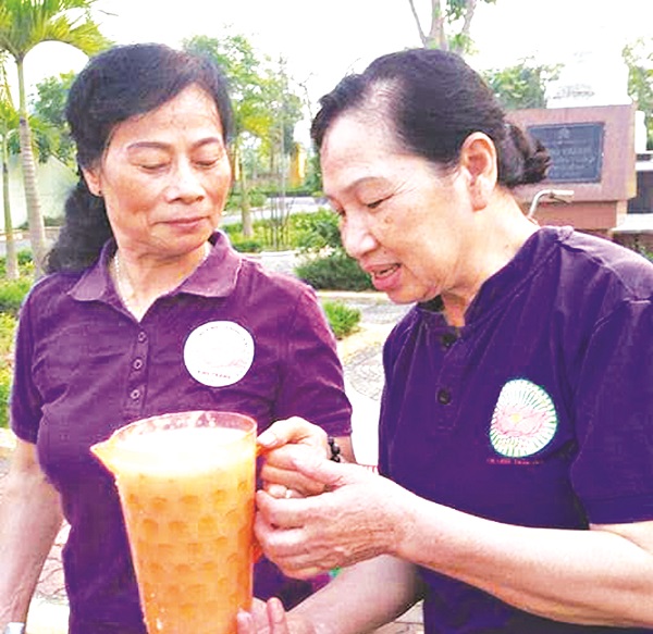 Những bát cháo nghĩa tình do bà Hòa cùng các chị em chi hội nấu giúp đỡ những hoàn cảnh khó khăn